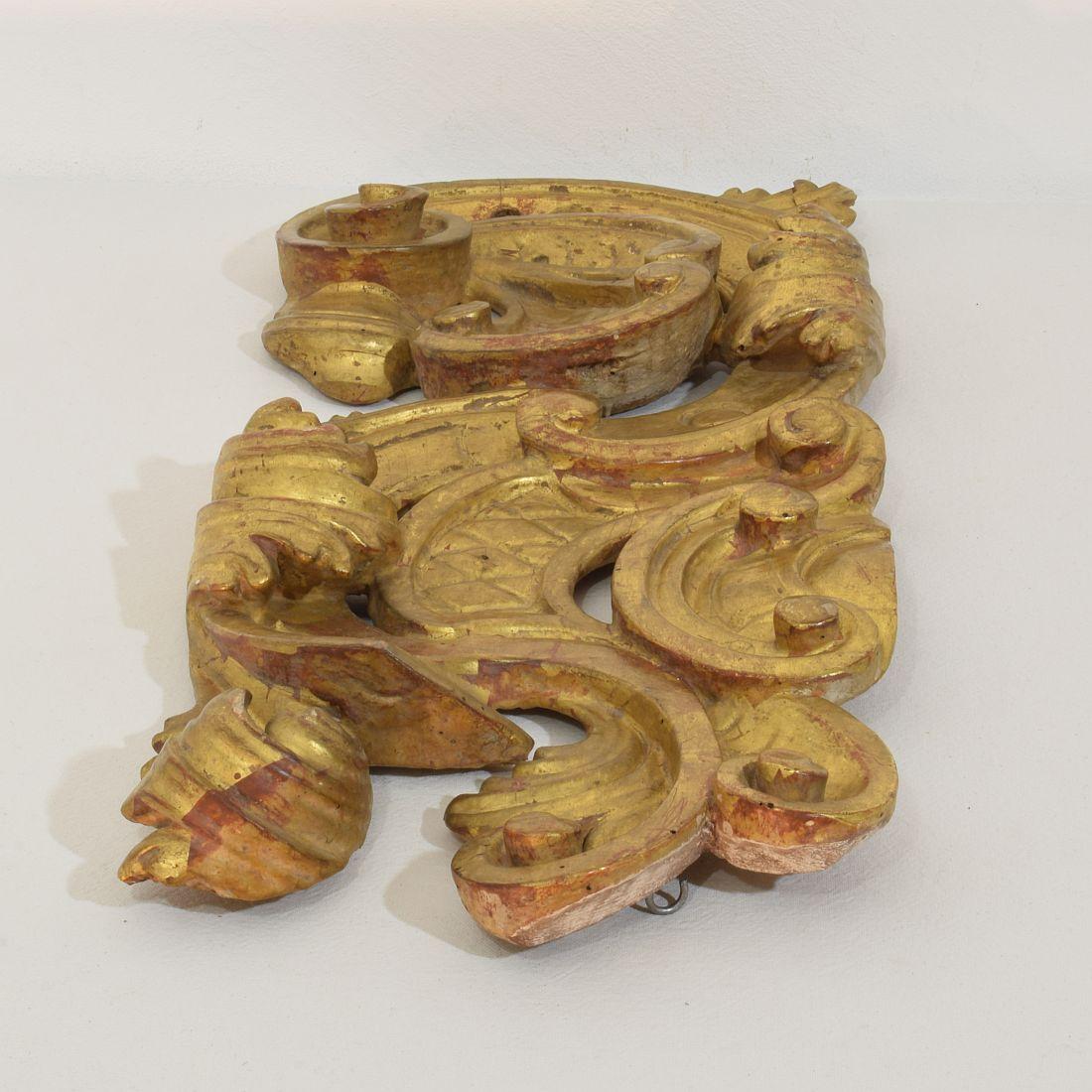 Gran adorno barroco de rizo italiano del siglo XVIII tallado a mano en madera dorada en venta 12