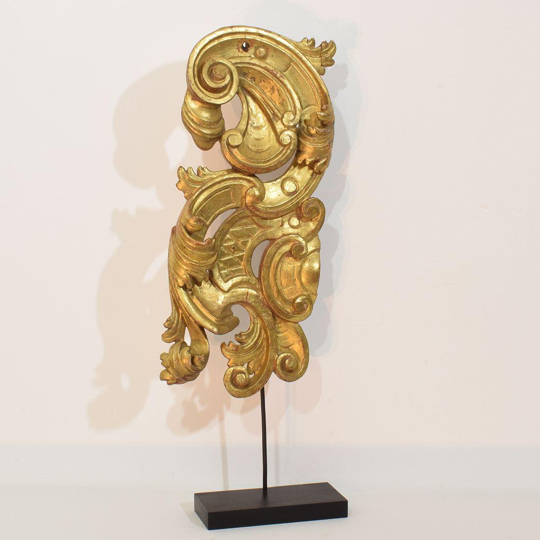 Hand-Carved Large 18th Century Italian Hand Carved Giltwood Baroque Curl Ornament For Sale
