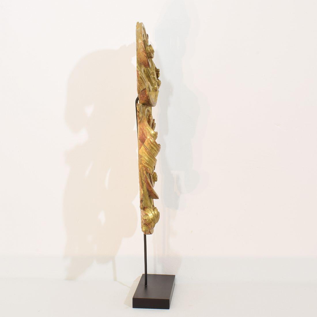 Large 18th Century Italian Hand Carved Giltwood Baroque Curl Ornament In Good Condition For Sale In Buisson, FR