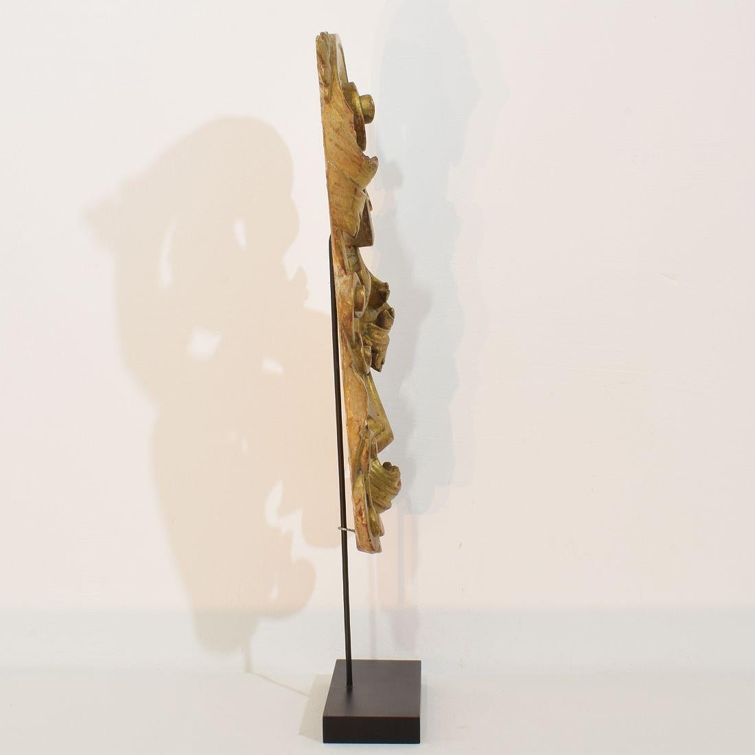 Gran adorno barroco de rizo italiano del siglo XVIII tallado a mano en madera dorada Italiano en venta