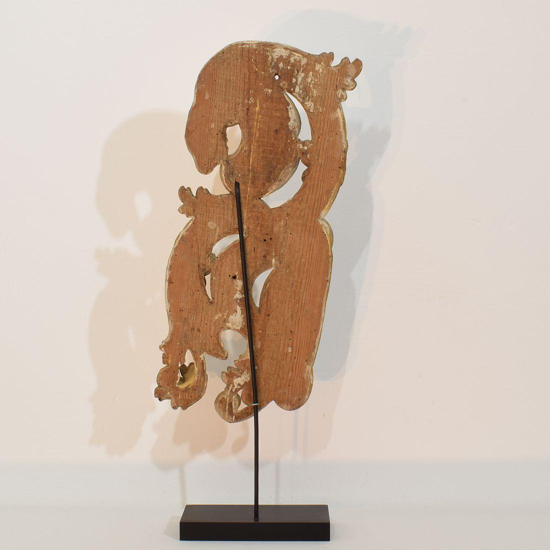 Gran adorno barroco de rizo italiano del siglo XVIII tallado a mano en madera dorada Tallado a mano en venta