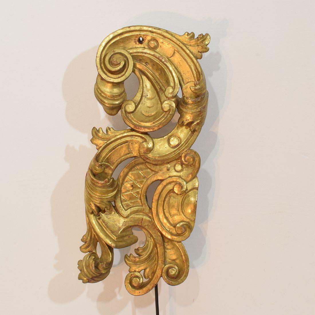 Large 18th Century Italian Hand Carved Giltwood Baroque Curl Ornament For Sale 1
