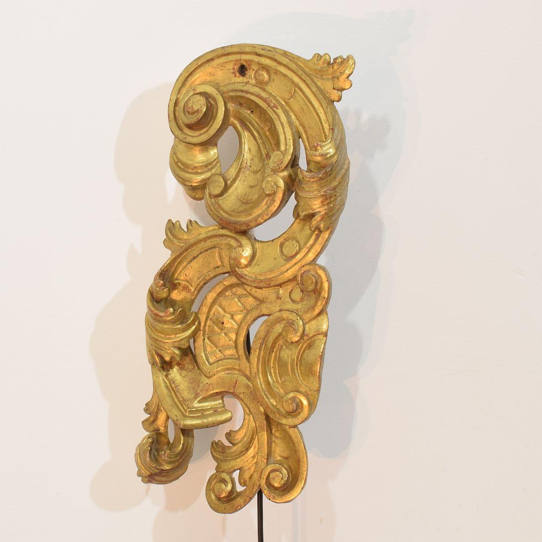 Large 18th Century Italian Hand Carved Giltwood Baroque Curl Ornament For Sale 2