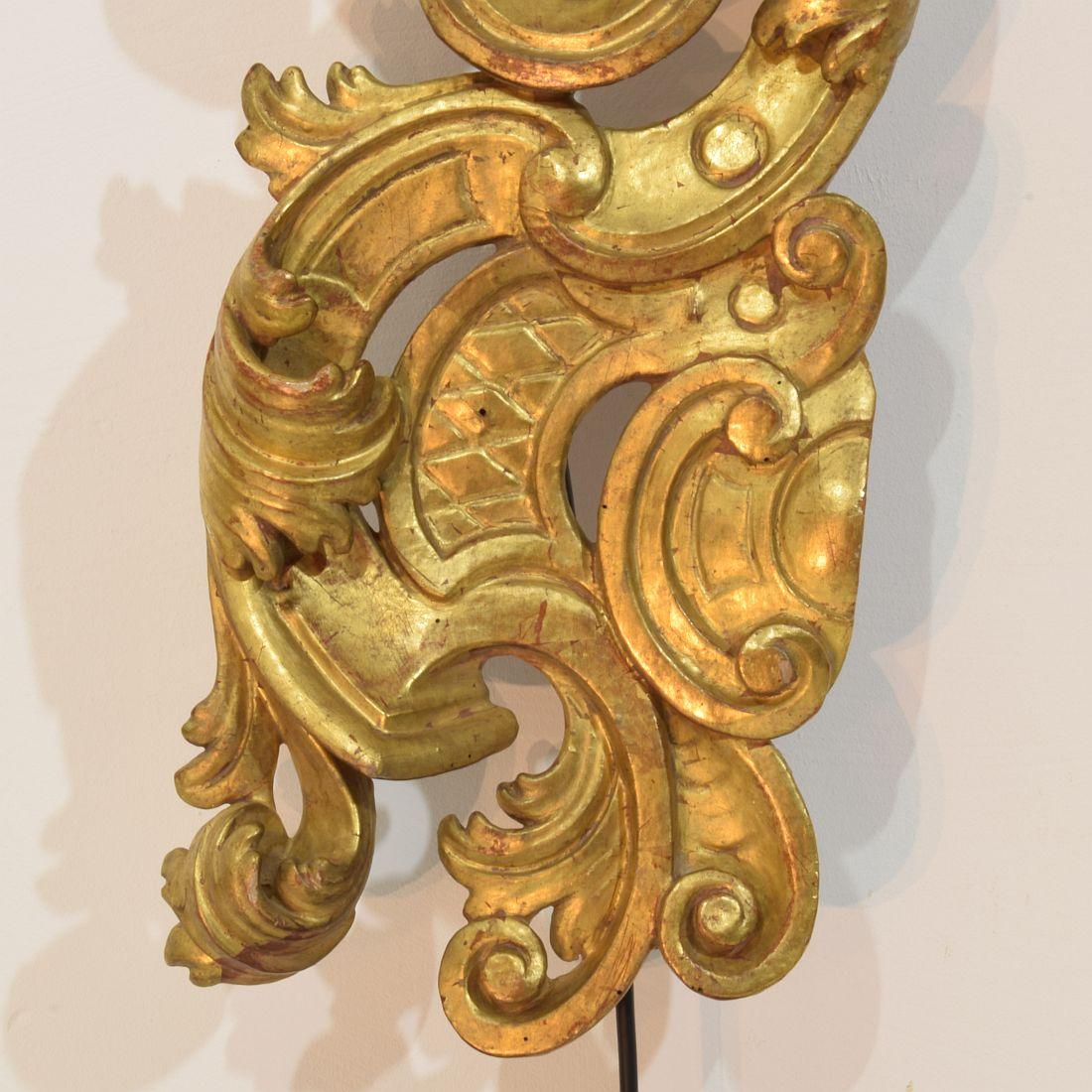 Large 18th Century Italian Hand Carved Giltwood Baroque Curl Ornament For Sale 2