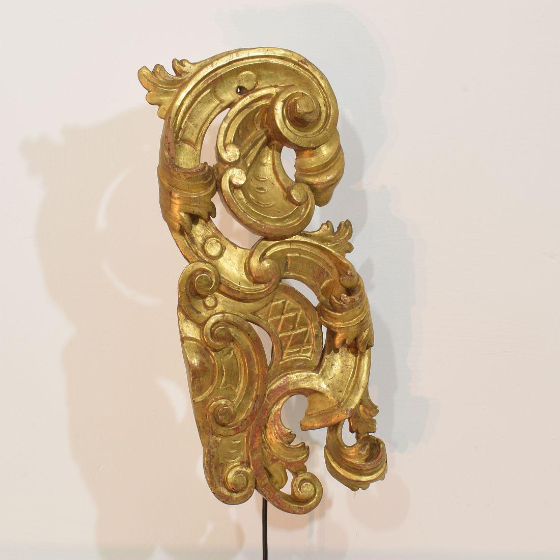 Large 18th Century Italian Hand Carved Giltwood Baroque Curl Ornament For Sale 3