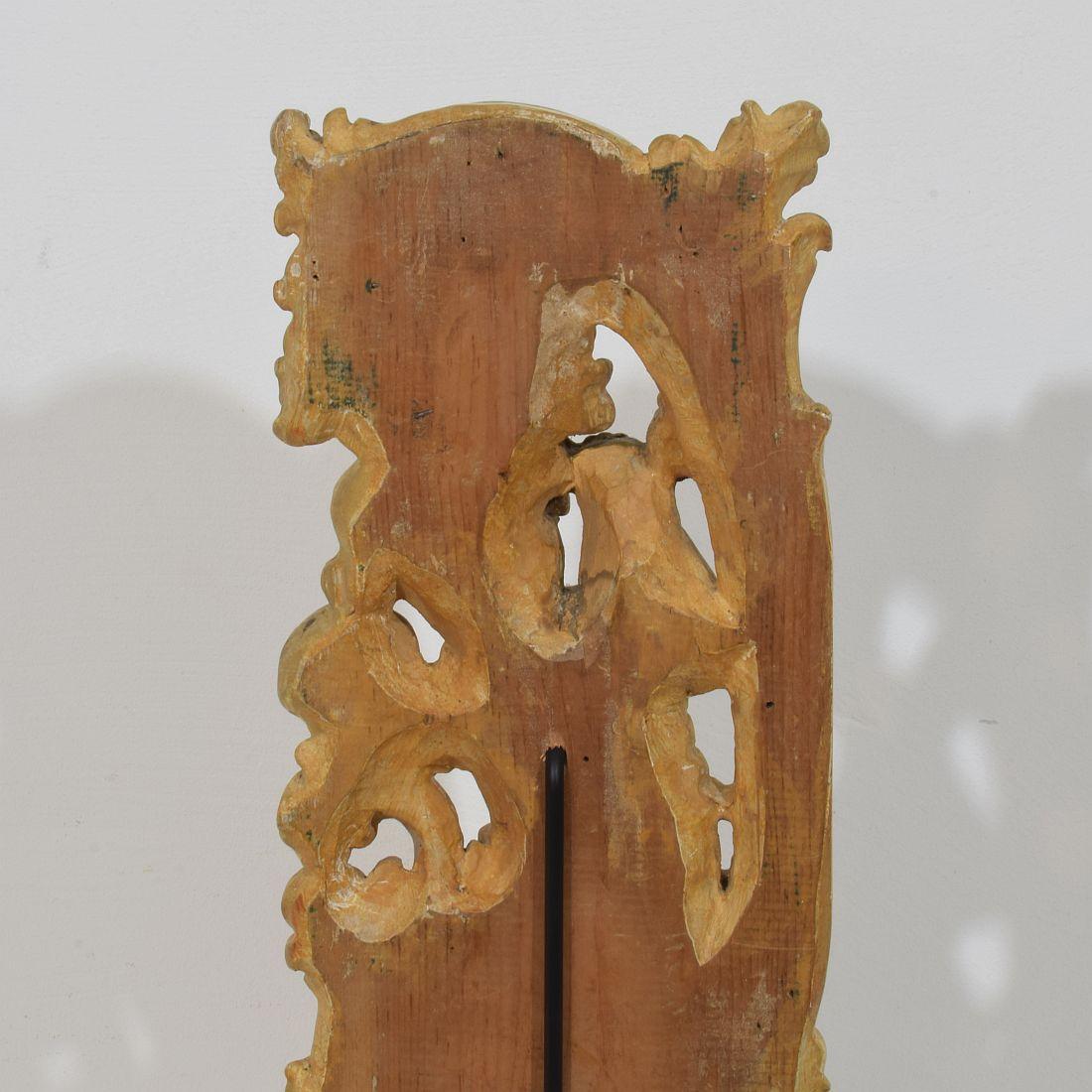 Large 18th Century Italian Hand Carved Giltwood Baroque Curl Ornament With Angel For Sale 4