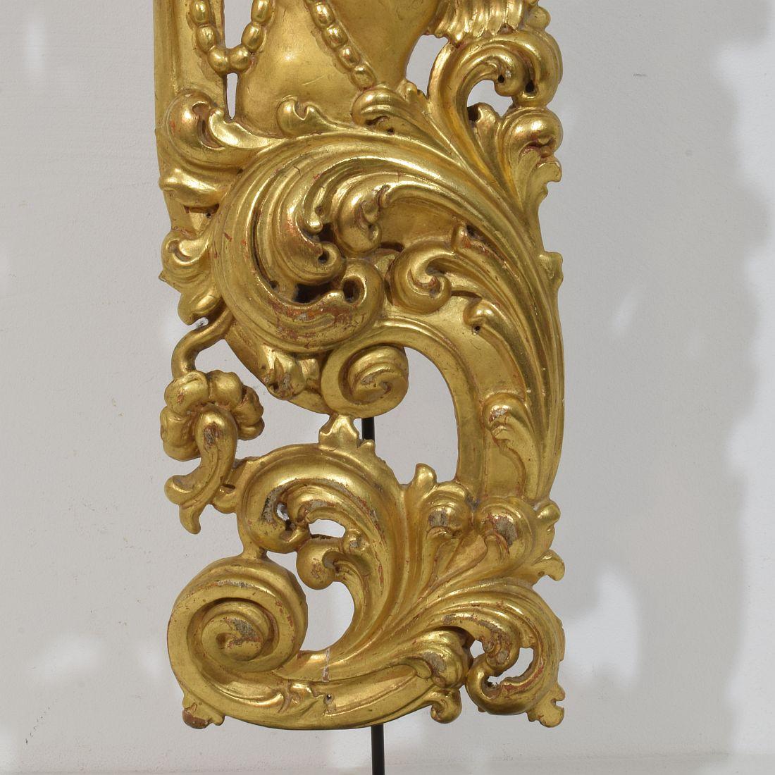Large 18th Century Italian Hand Carved Giltwood Baroque Curl Ornament With Angel For Sale 5