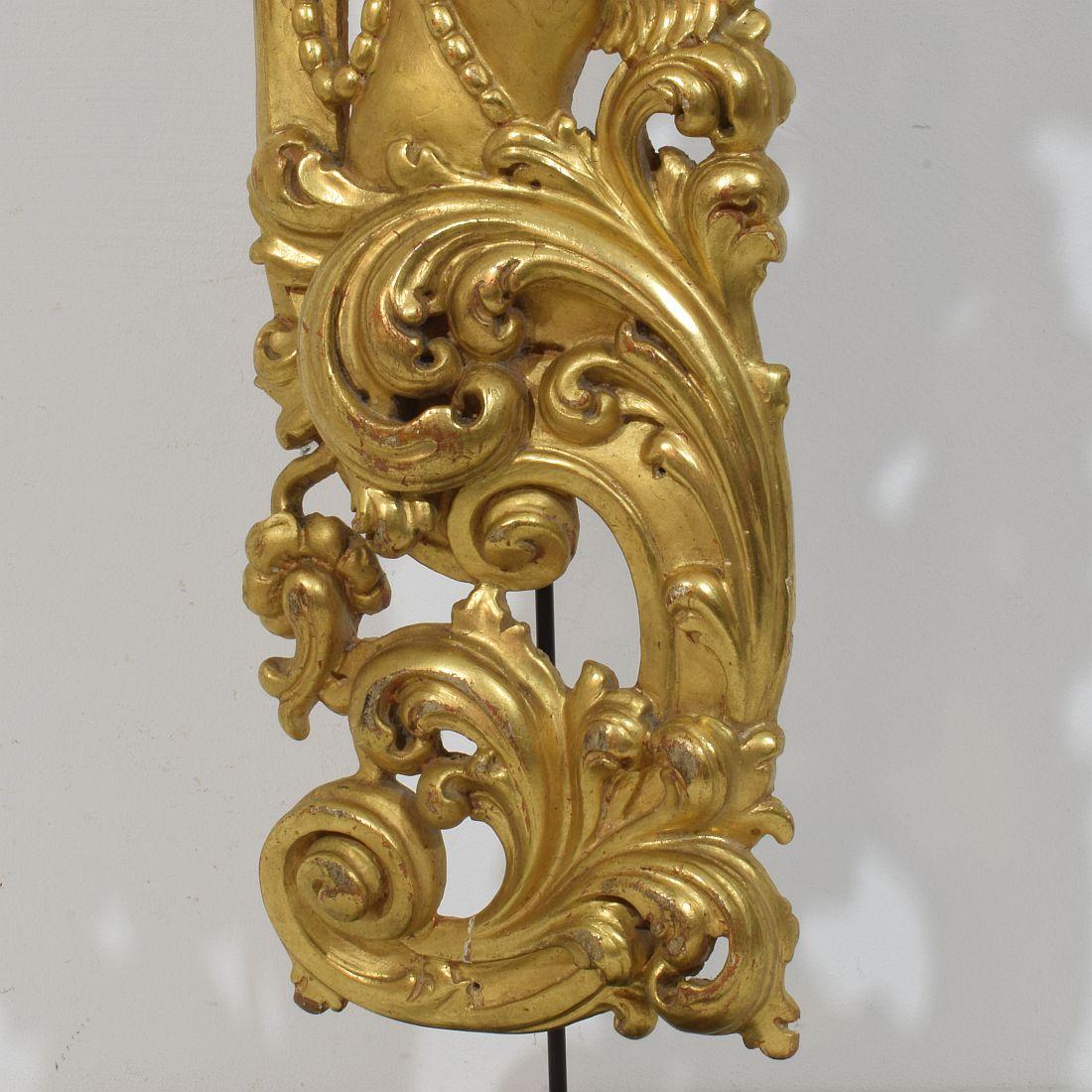 Large 18th Century Italian Hand Carved Giltwood Baroque Curl Ornament With Angel For Sale 6