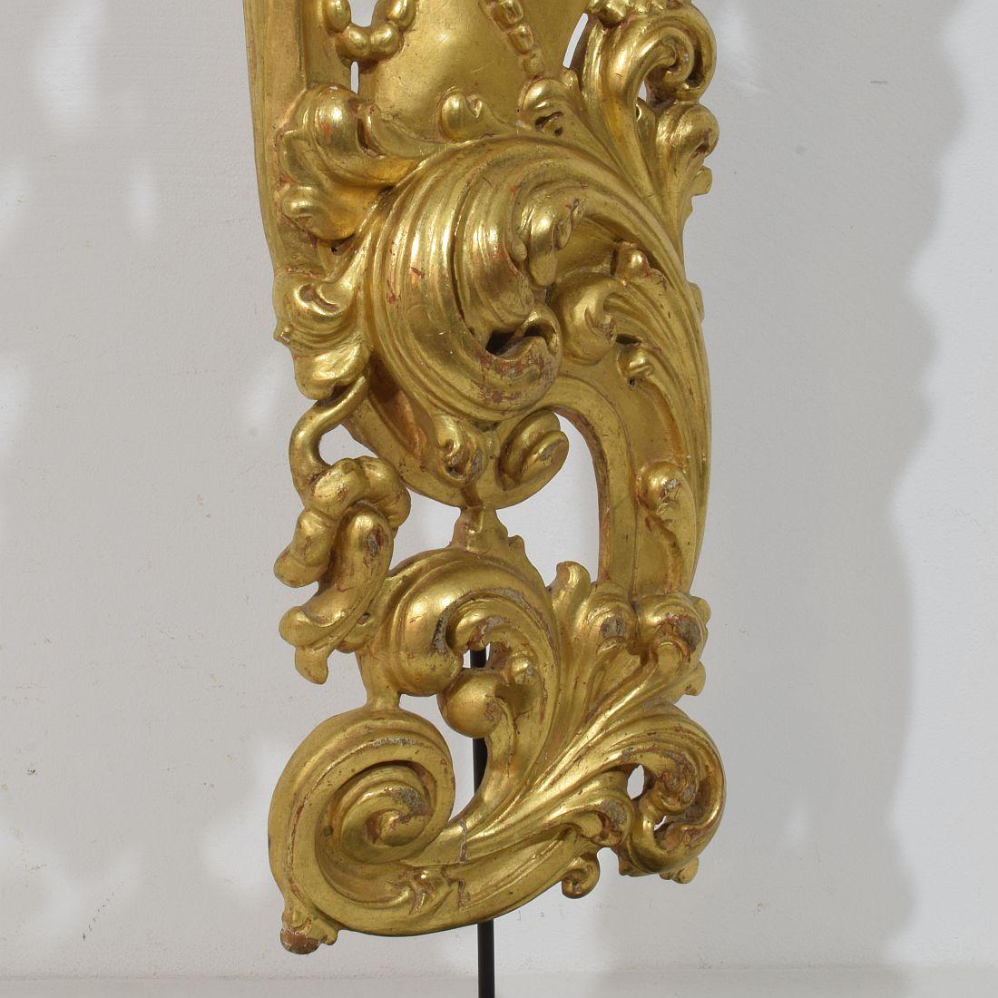 Large 18th Century Italian Hand Carved Giltwood Baroque Curl Ornament With Angel For Sale 7