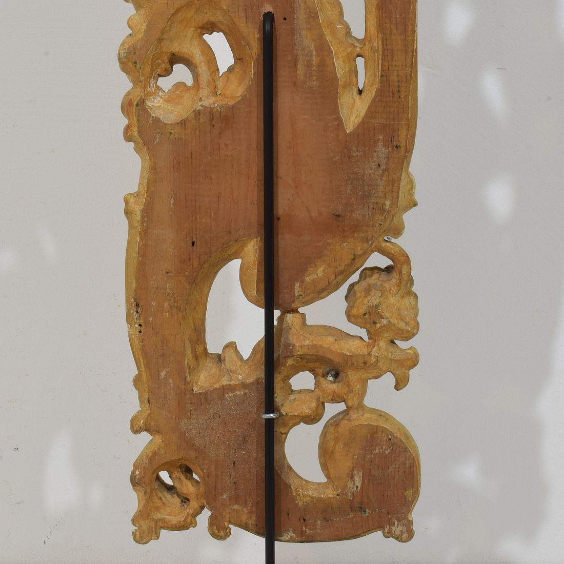 Large 18th Century Italian Hand Carved Giltwood Baroque Curl Ornament With Angel For Sale 8