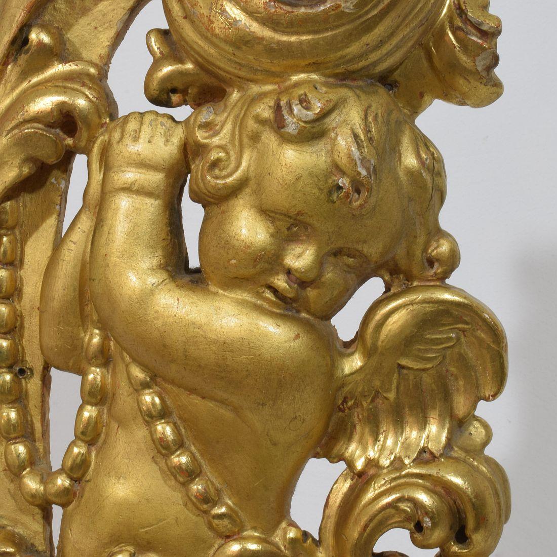 Large 18th Century Italian Hand Carved Giltwood Baroque Curl Ornament With Angel For Sale 10