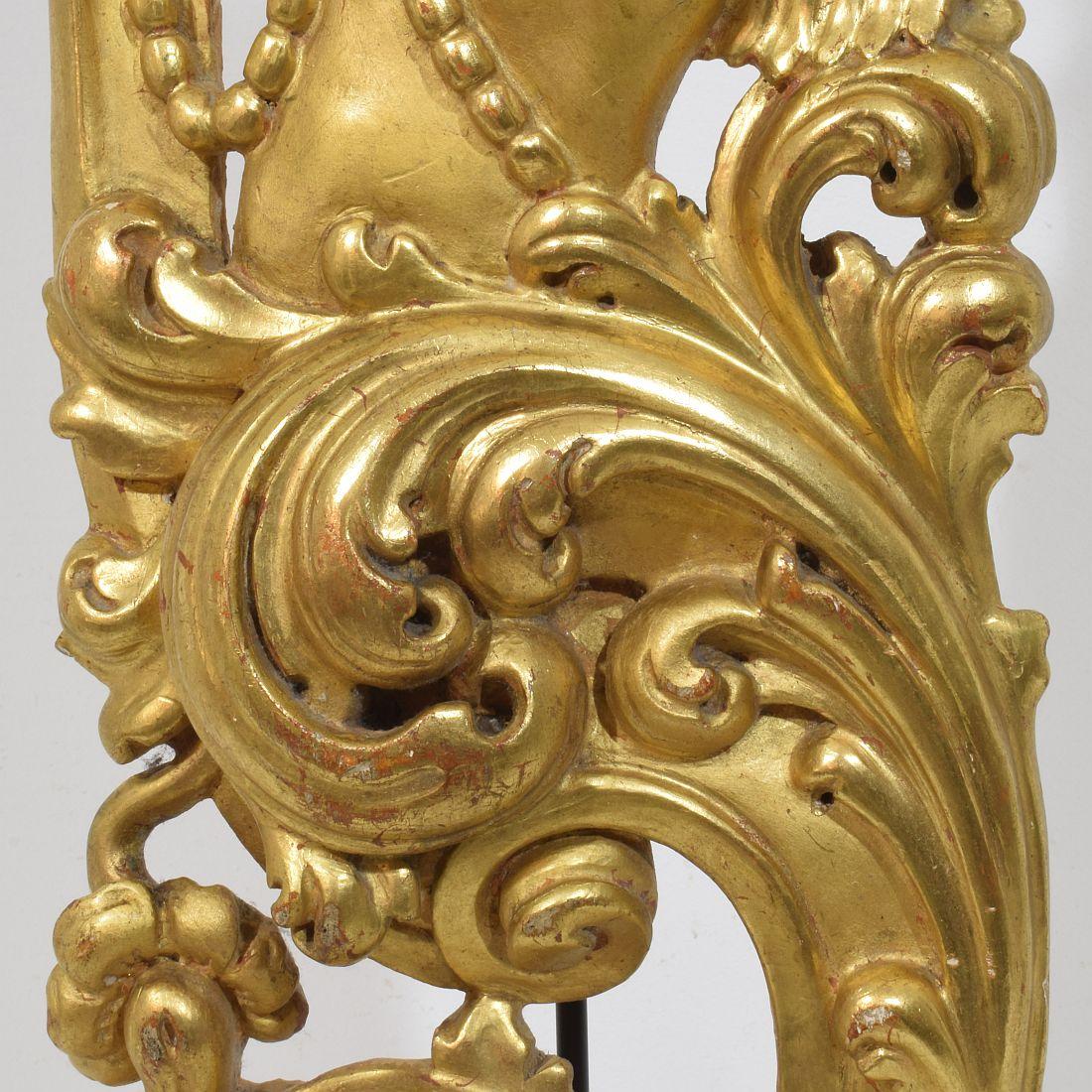 Large 18th Century Italian Hand Carved Giltwood Baroque Curl Ornament With Angel For Sale 11