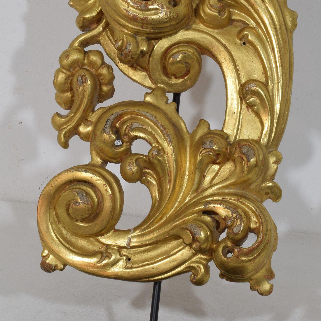 Large 18th Century Italian Hand Carved Giltwood Baroque Curl Ornament With Angel For Sale 12