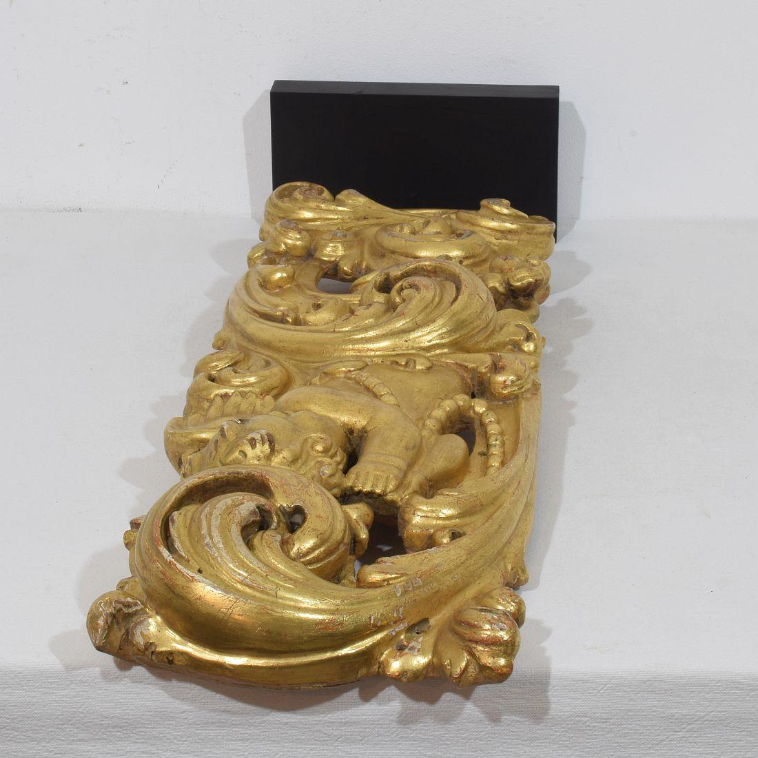 Large 18th Century Italian Hand Carved Giltwood Baroque Curl Ornament With Angel For Sale 13