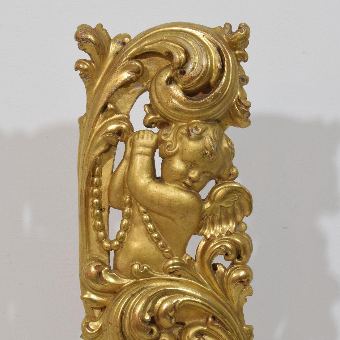 Large 18th Century Italian Hand Carved Giltwood Baroque Curl Ornament With Angel For Sale 1
