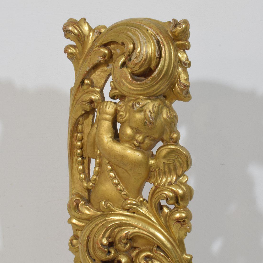 Large 18th Century Italian Hand Carved Giltwood Baroque Curl Ornament With Angel For Sale 2