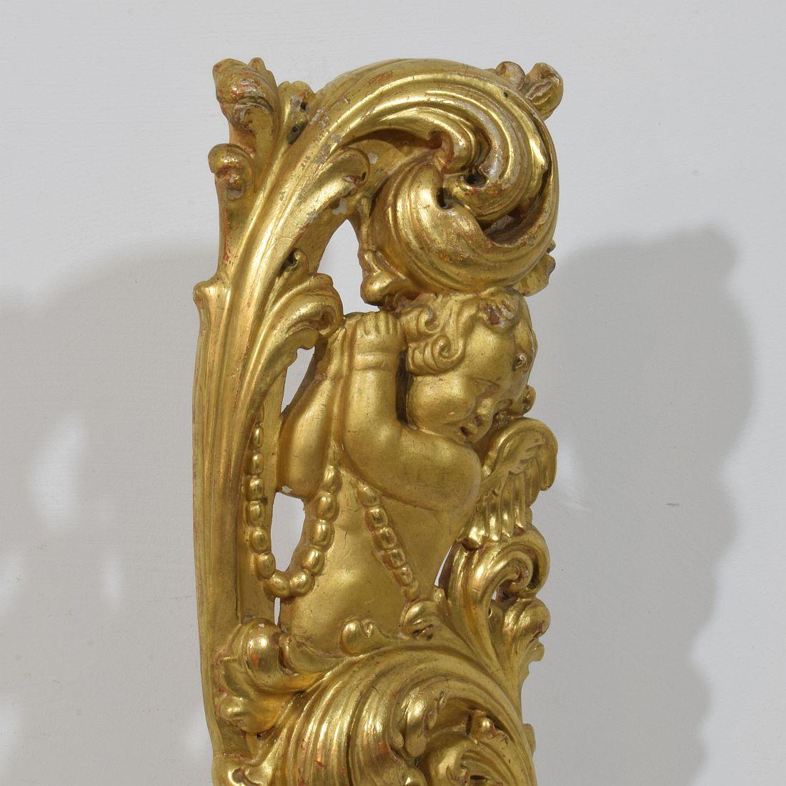 Large 18th Century Italian Hand Carved Giltwood Baroque Curl Ornament With Angel For Sale 3