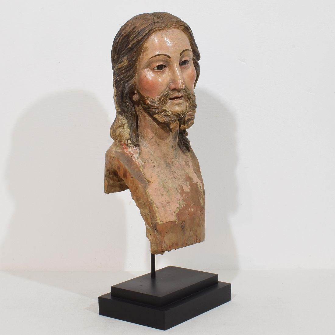 Grande tête de Christ italienne / napolitaine du 18ème siècle en bois sculpté à la main Bon état - En vente à Buisson, FR