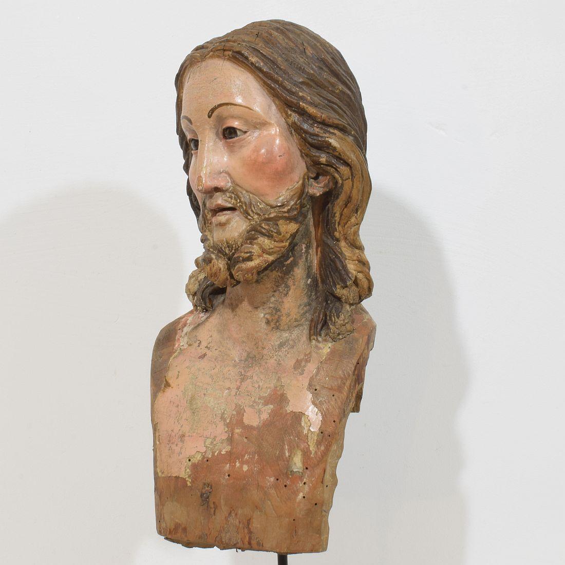Großer italienischer / neapolitanischer handgeschnitzter Holzkopf des Christus aus dem 18. Jahrhundert (18. Jahrhundert und früher) im Angebot