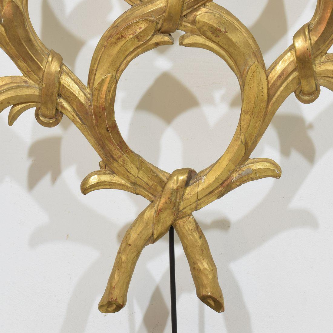 Grande ornamento in legno dorato intagliato neoclassico italiano del XVIII secolo in vendita 4