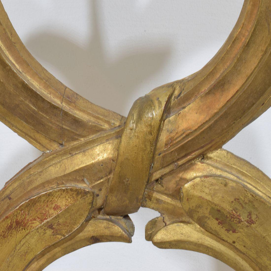 Grande ornamento in legno dorato intagliato neoclassico italiano del XVIII secolo in vendita 7