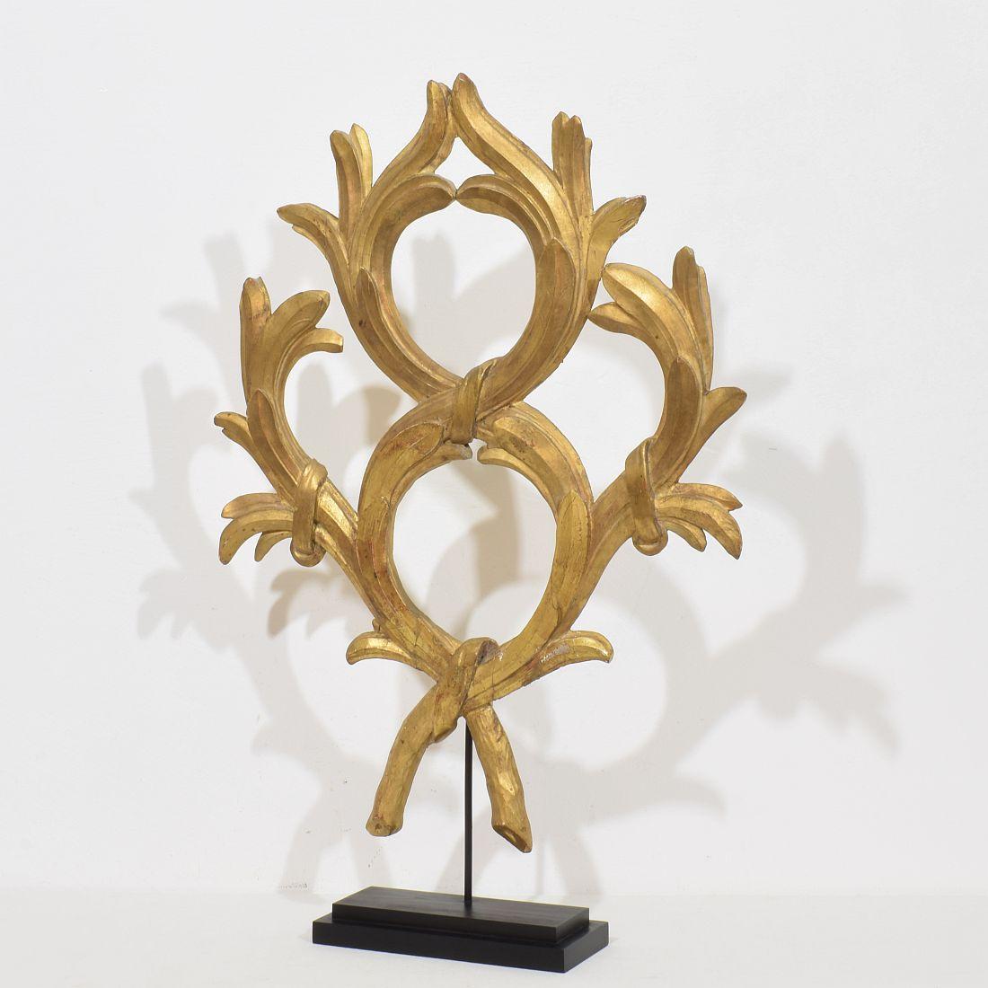 Schönes neoklassizistisches Vergoldungsornament aus dem 18.
Italien um 1780.
Verwittert, kleine Schäden und alte Reparaturen.
Die Abmessungen umfassen den Holzsockel.
H:67cm  B:45cm T:9cm 