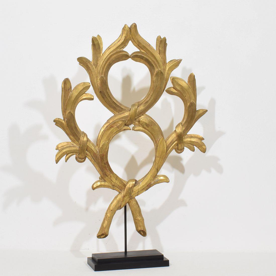 Neoclassico Grande ornamento in legno dorato intagliato neoclassico italiano del XVIII secolo in vendita