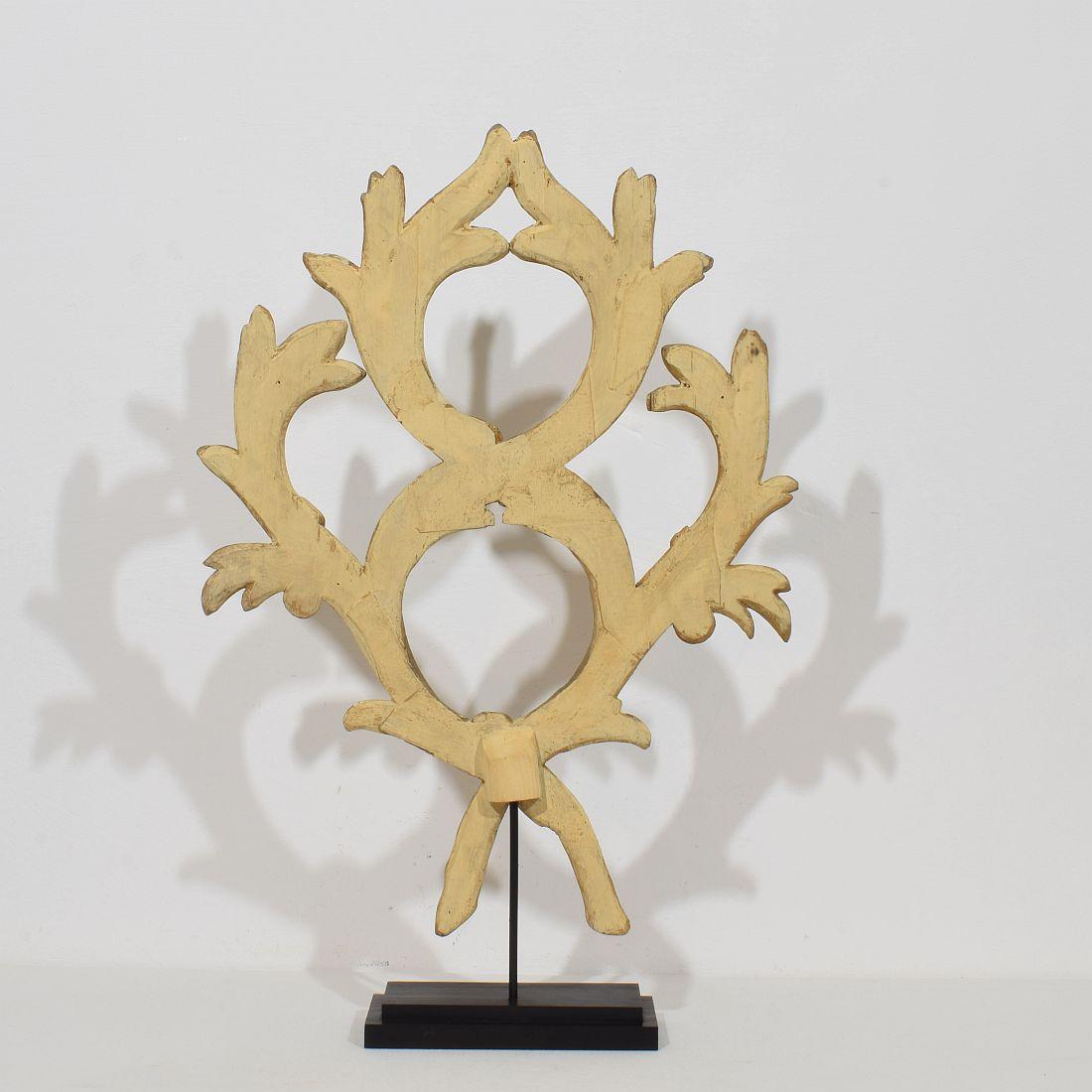 Großes italienisches neoklassizistisches Ornament aus geschnitztem Giltwood aus dem 18. (Handgeschnitzt) im Angebot