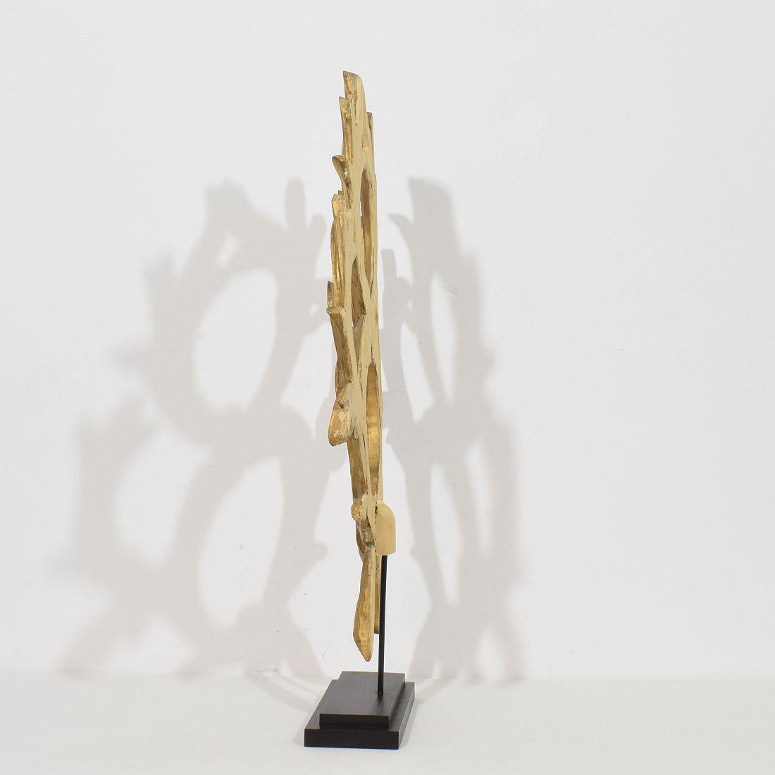 Großes italienisches neoklassizistisches Ornament aus geschnitztem Giltwood aus dem 18. im Zustand „Gut“ im Angebot in Buisson, FR