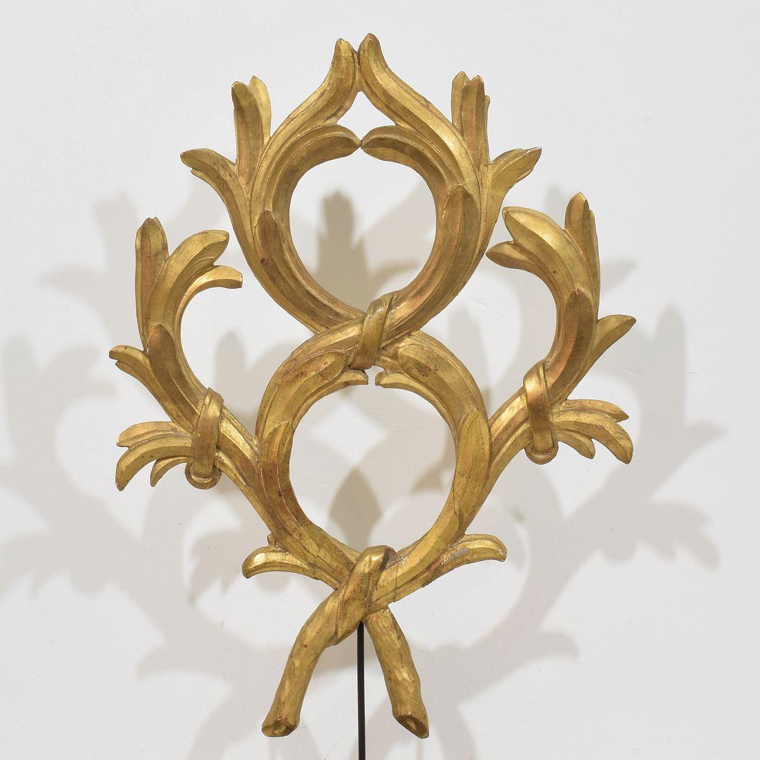 Fino al XVIII secolo Grande ornamento in legno dorato intagliato neoclassico italiano del XVIII secolo in vendita