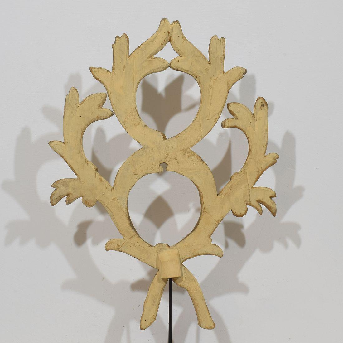 Großes italienisches neoklassizistisches Ornament aus geschnitztem Giltwood aus dem 18. (Holz) im Angebot