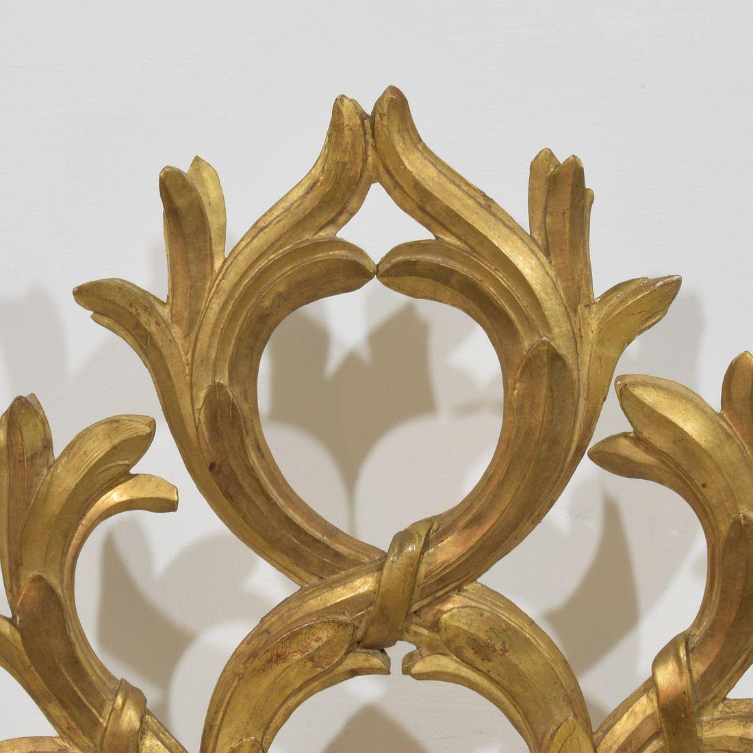 Grande ornamento in legno dorato intagliato neoclassico italiano del XVIII secolo in vendita 1