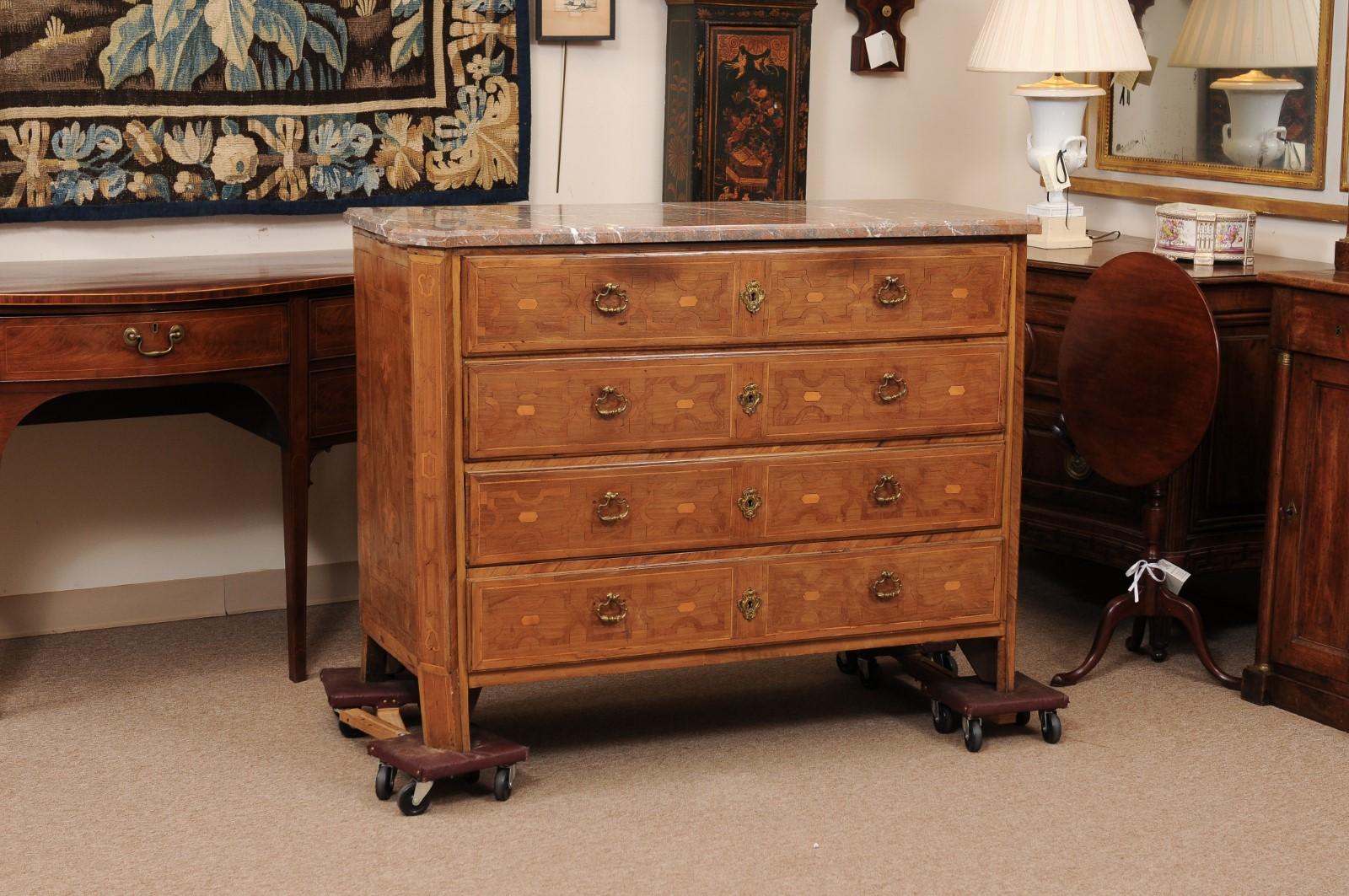 Grande commodo neoclassico italiano del XVIII secolo in noce con intarsio, 4 cassetti e piano in marmo originale