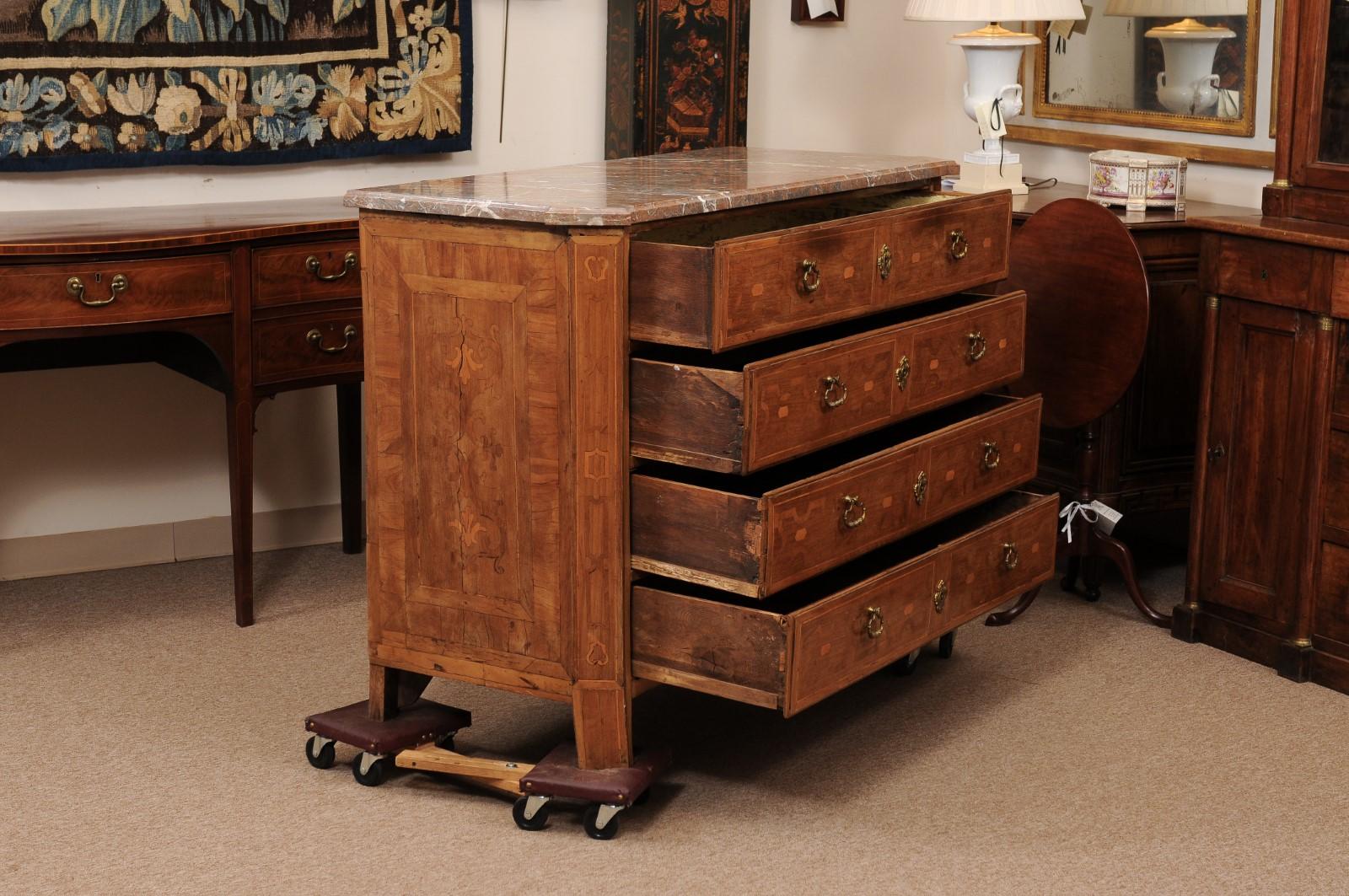 Italiano Grande commode in legno di noce neoclassico italiano del XVIII secolo in vendita