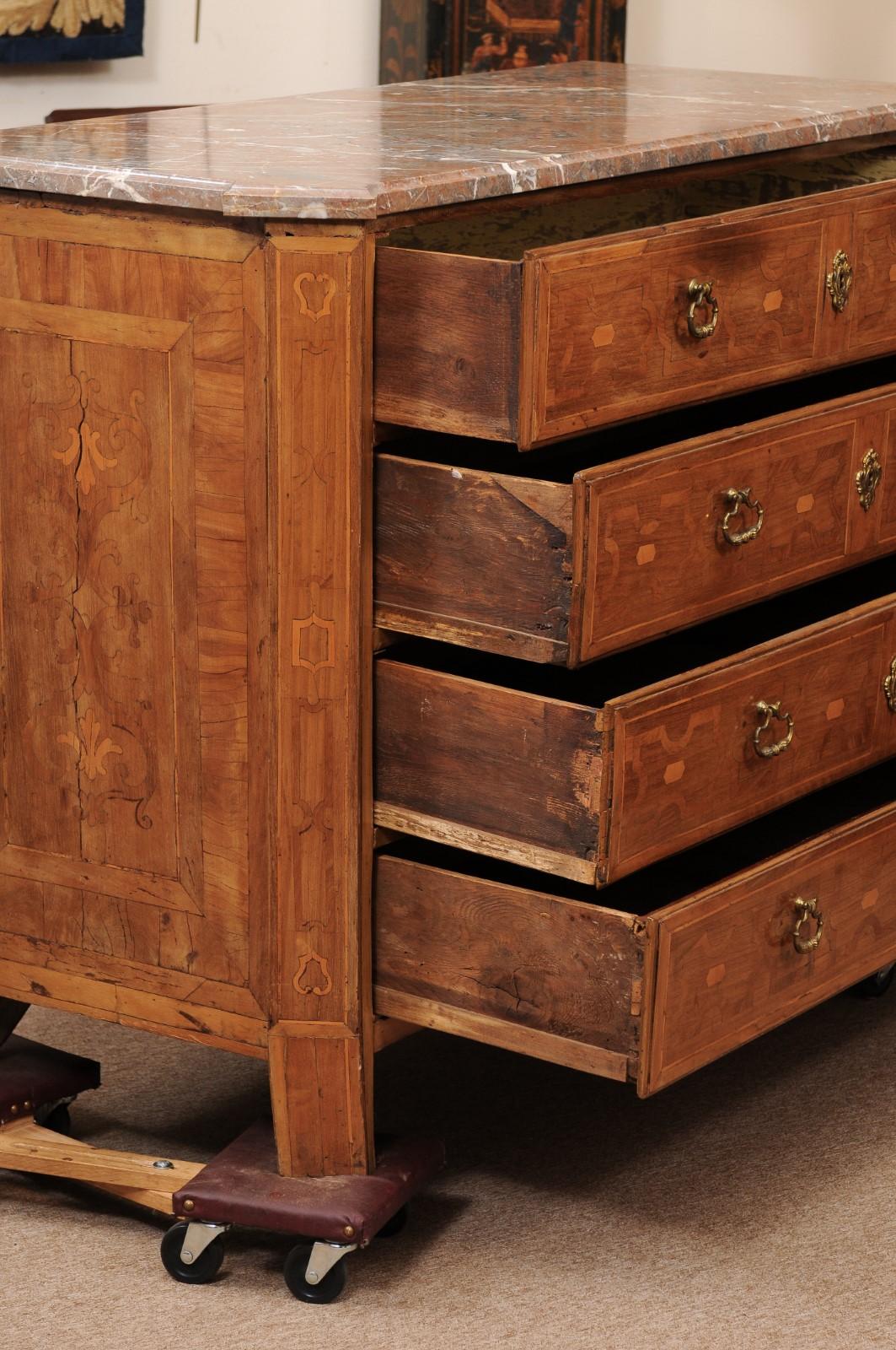 Grande commode in legno di noce neoclassico italiano del XVIII secolo In condizioni discrete in vendita a Atlanta, GA