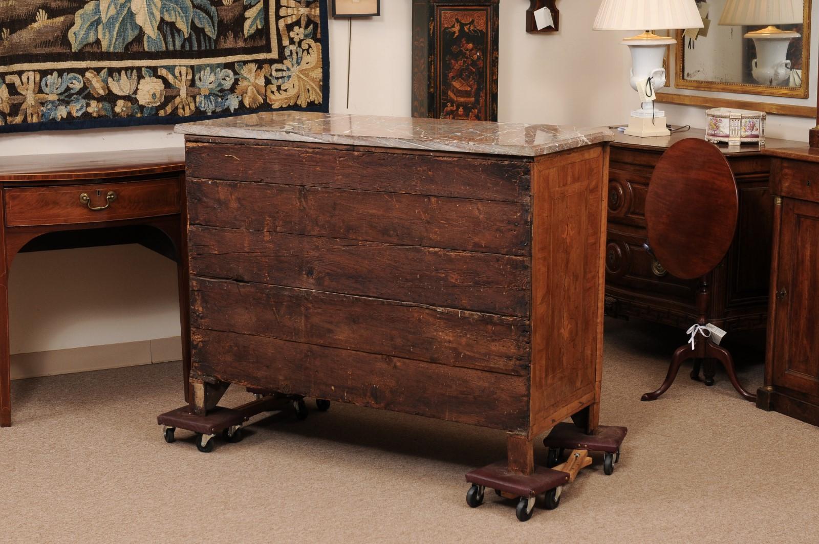 Grande commode in legno di noce neoclassico italiano del XVIII secolo in vendita 1