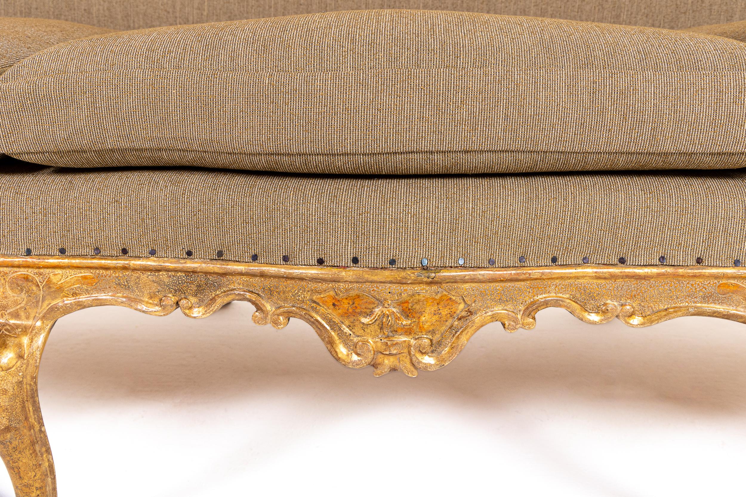 Grand canapé italien rococo du 18ème siècle en bois doré en vente 2
