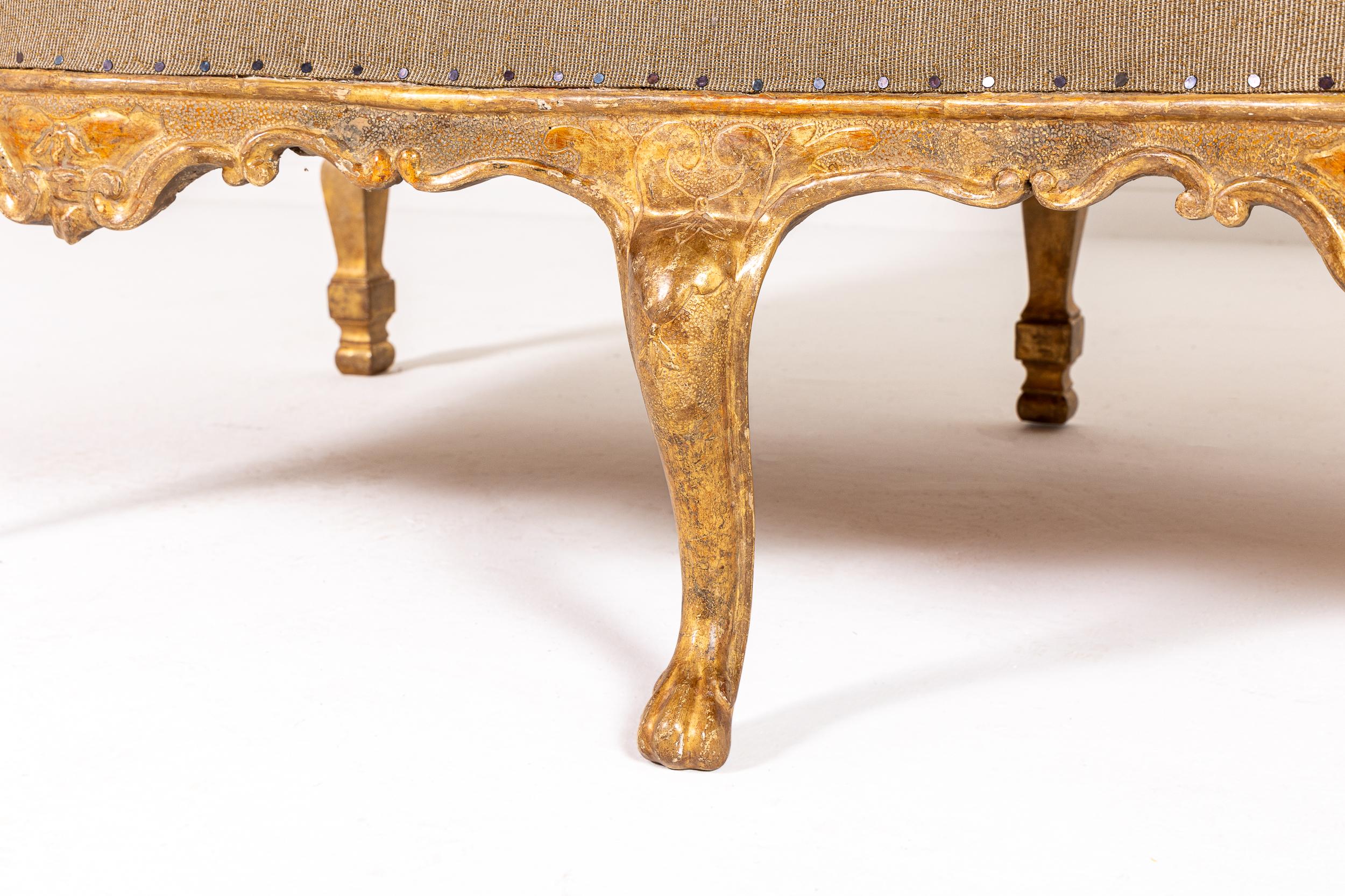 Grand canapé italien rococo du 18ème siècle en bois doré en vente 4