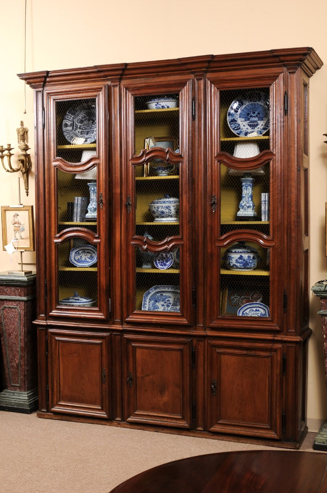 Large 18th Century Italian Walnut Bookcase with Mesh Doors For Sale 11
