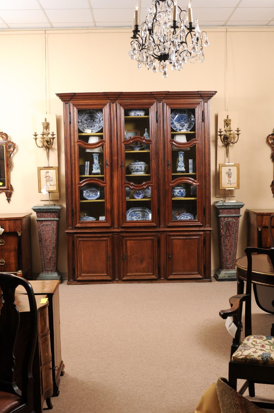 Large 18th Century Italian Walnut Bookcase with Mesh Doors For Sale 1