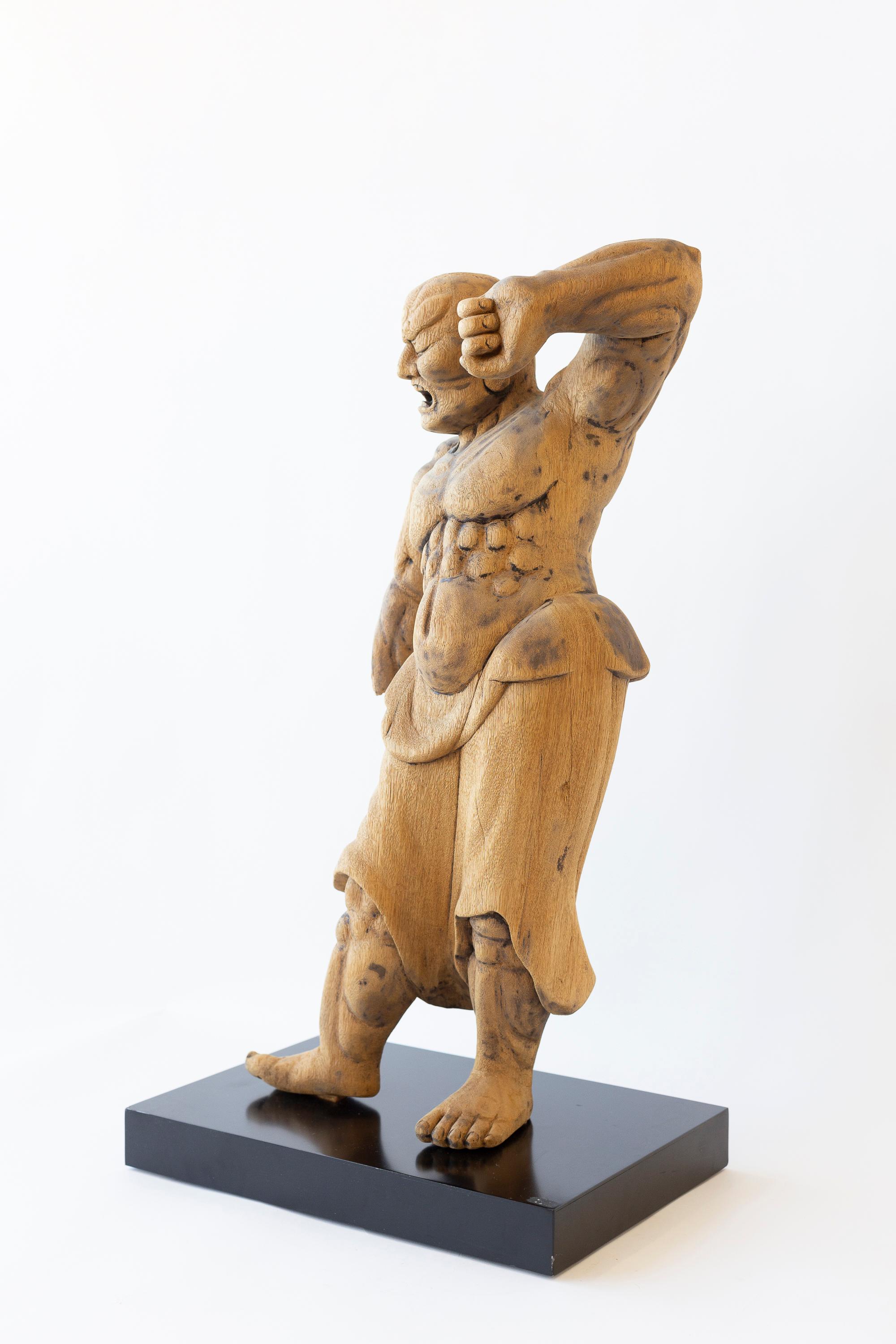 Eine dramatische antike (18. Jahrhundert) japanische Nio-Wächterfigur, eine Art grimmig aussehender und imposanter muskulöser Wächter des Buddha, der häufig am Eingang vieler buddhistischer Tempel in Ostasien zu finden ist. 

Nio-Figuren werden in