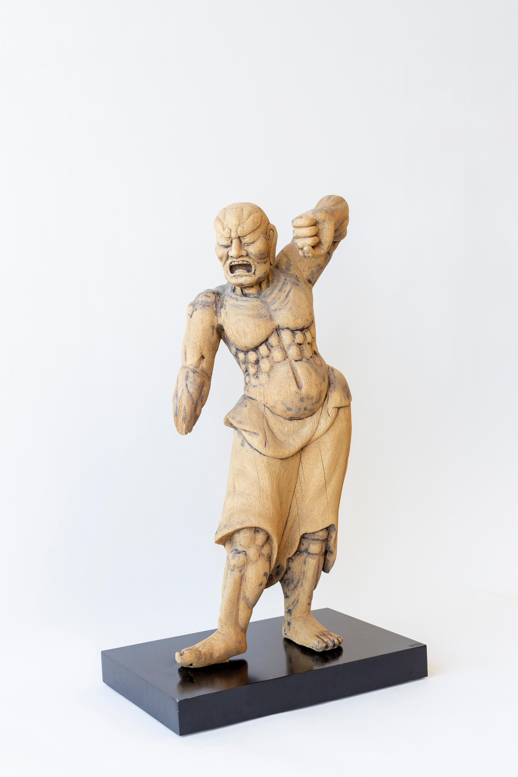 Große japanische hölzerne Nio-Wächterfigur aus dem 18. (Japanisch) im Angebot