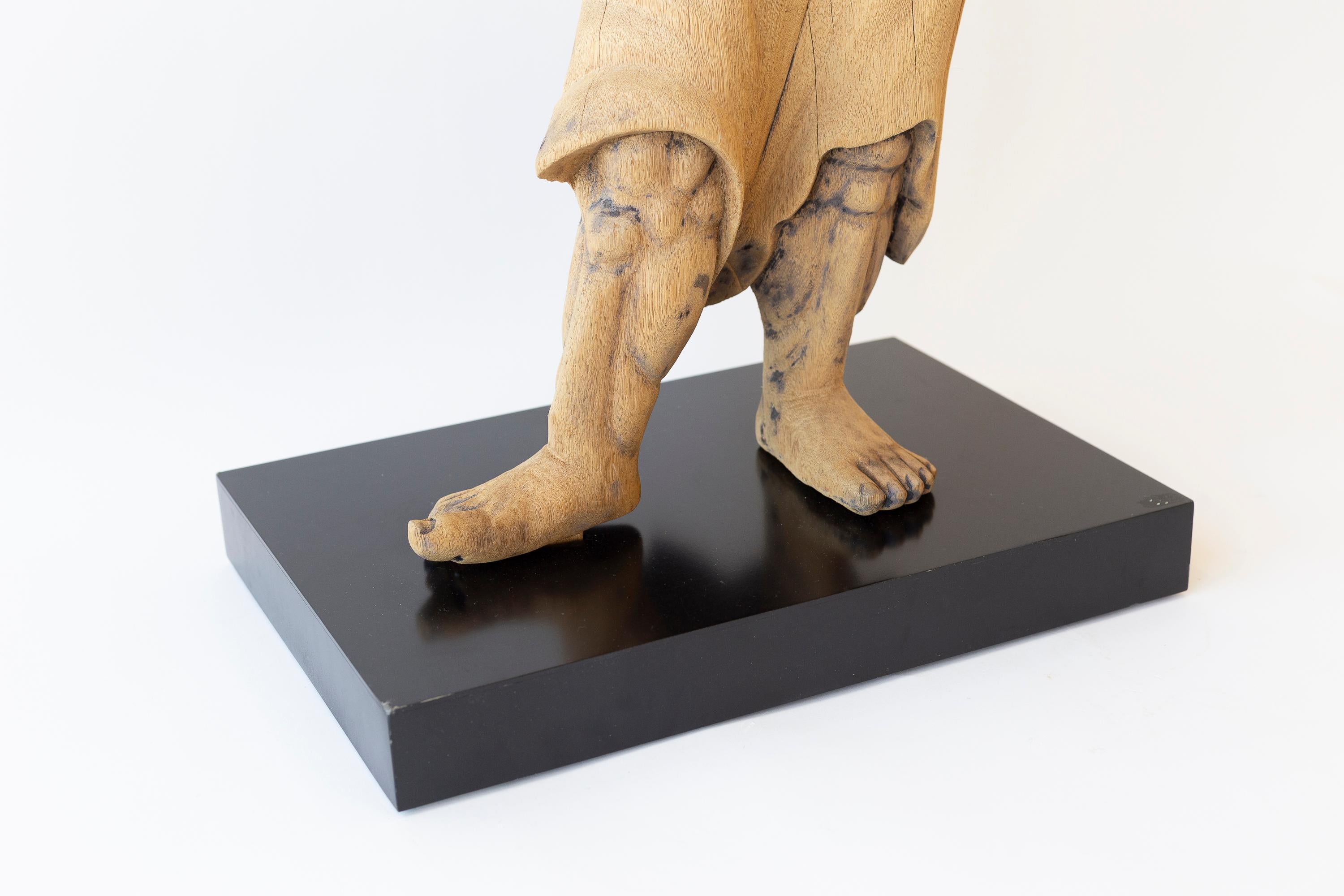 Große japanische hölzerne Nio-Wächterfigur aus dem 18. (Handgeschnitzt) im Angebot