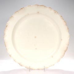 Grande caricatore o piatto da parete in ceramica cremosa inglese del XVIII secolo di Leeds/Staffordshire