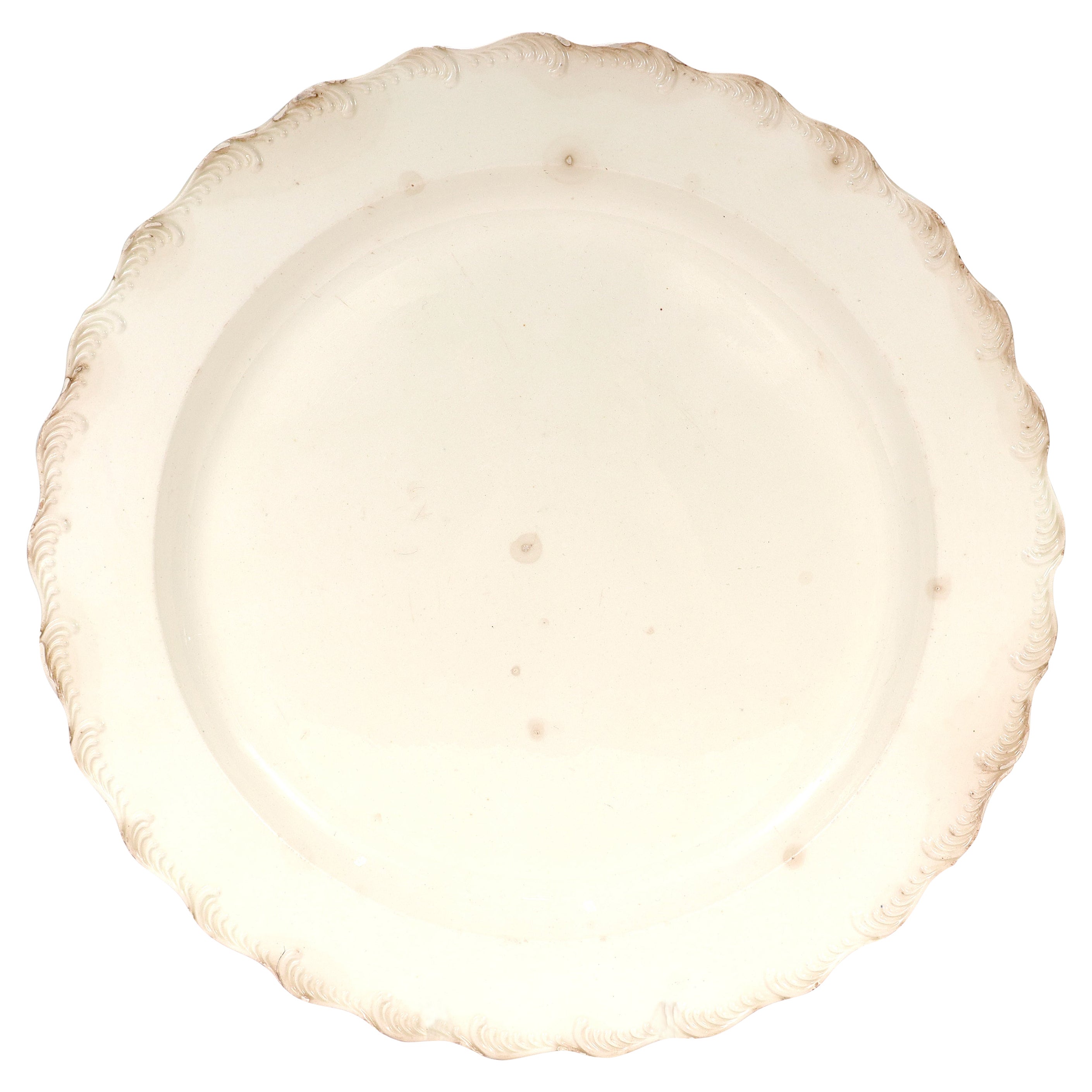 Grande caricatore o piatto da parete in ceramica cremosa inglese del XVIII secolo di Leeds/Staffordshire