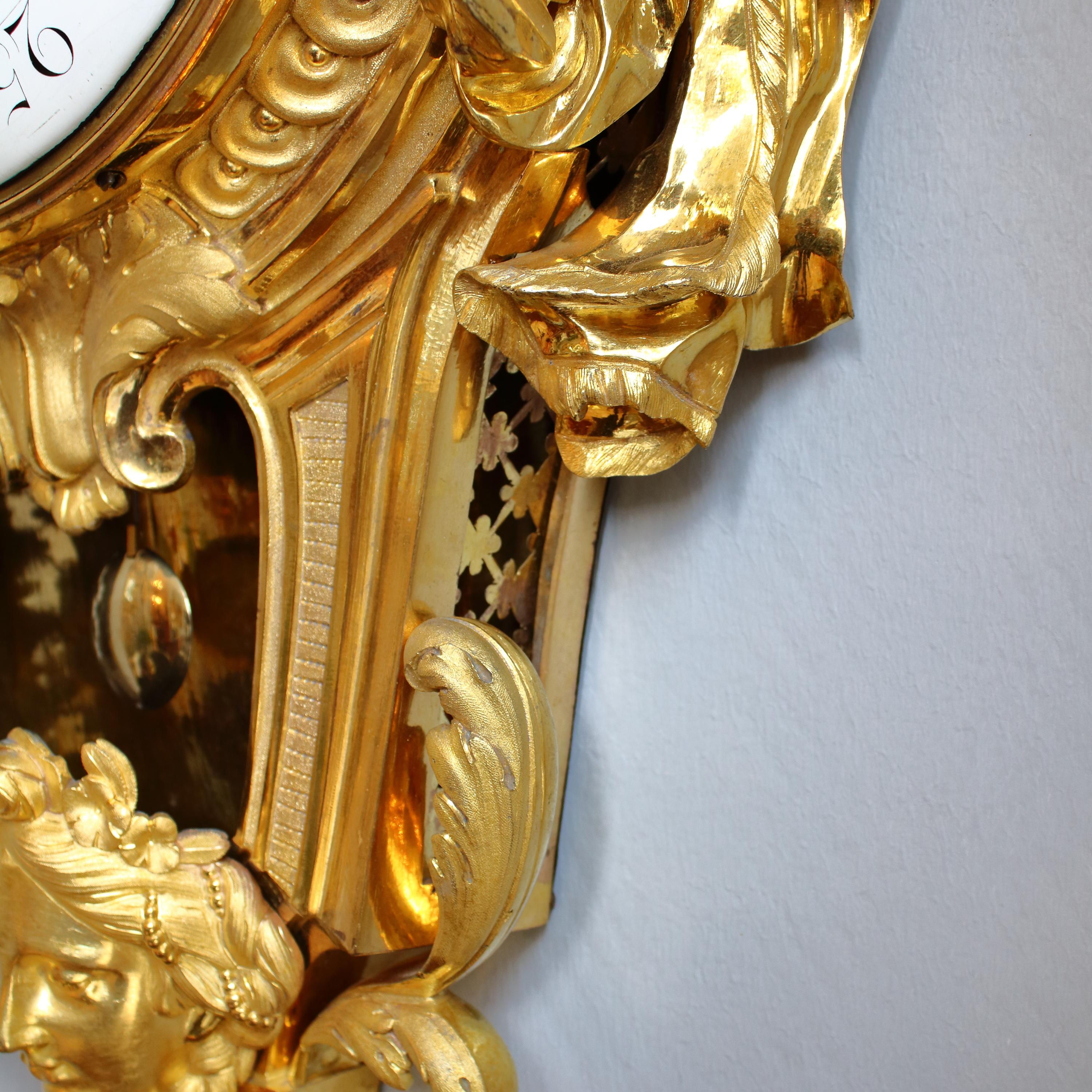 Große französische Goldbronze-Wanduhr mit weiblicher Maske aus dem 18. Jahrhundert, „Juhel Paris“ im Angebot 2