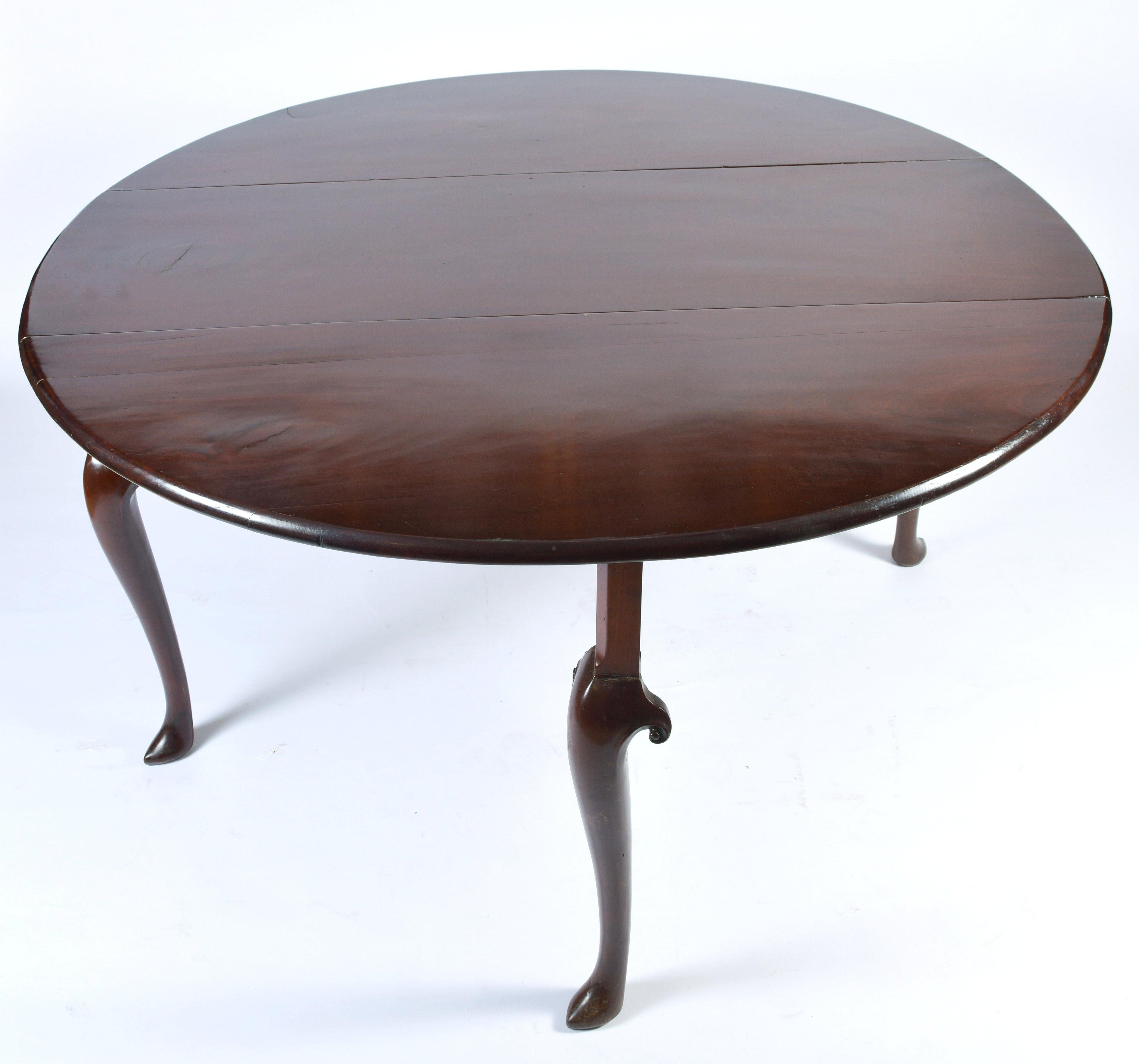 This outstanding and beautiful late 18th century mahogany drop leaf circular table features a gorgeous rich deep patinated grain and supported on cabriole legs with hoof feet. The table measures 18 in – 45.7 cm wide with both sides down and 56 in –