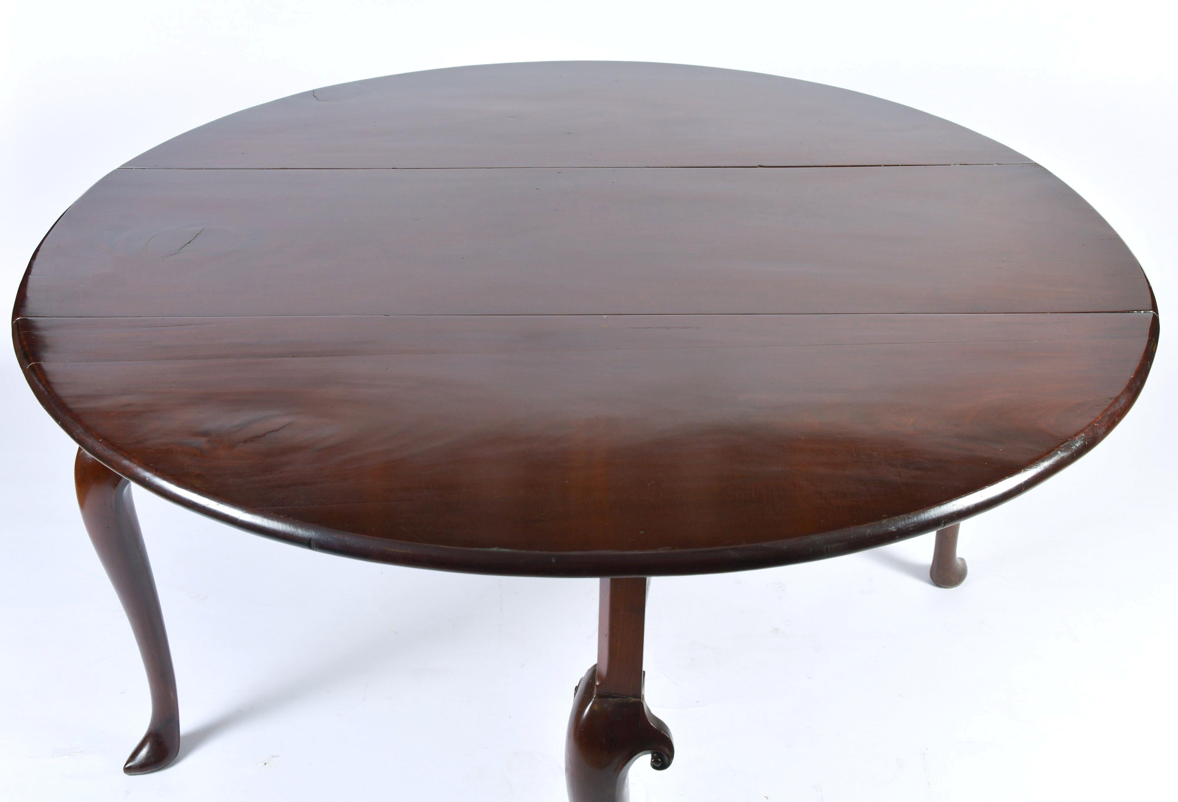 Georgian Large 18th Century Mahogany Drop Leaf Circular Table