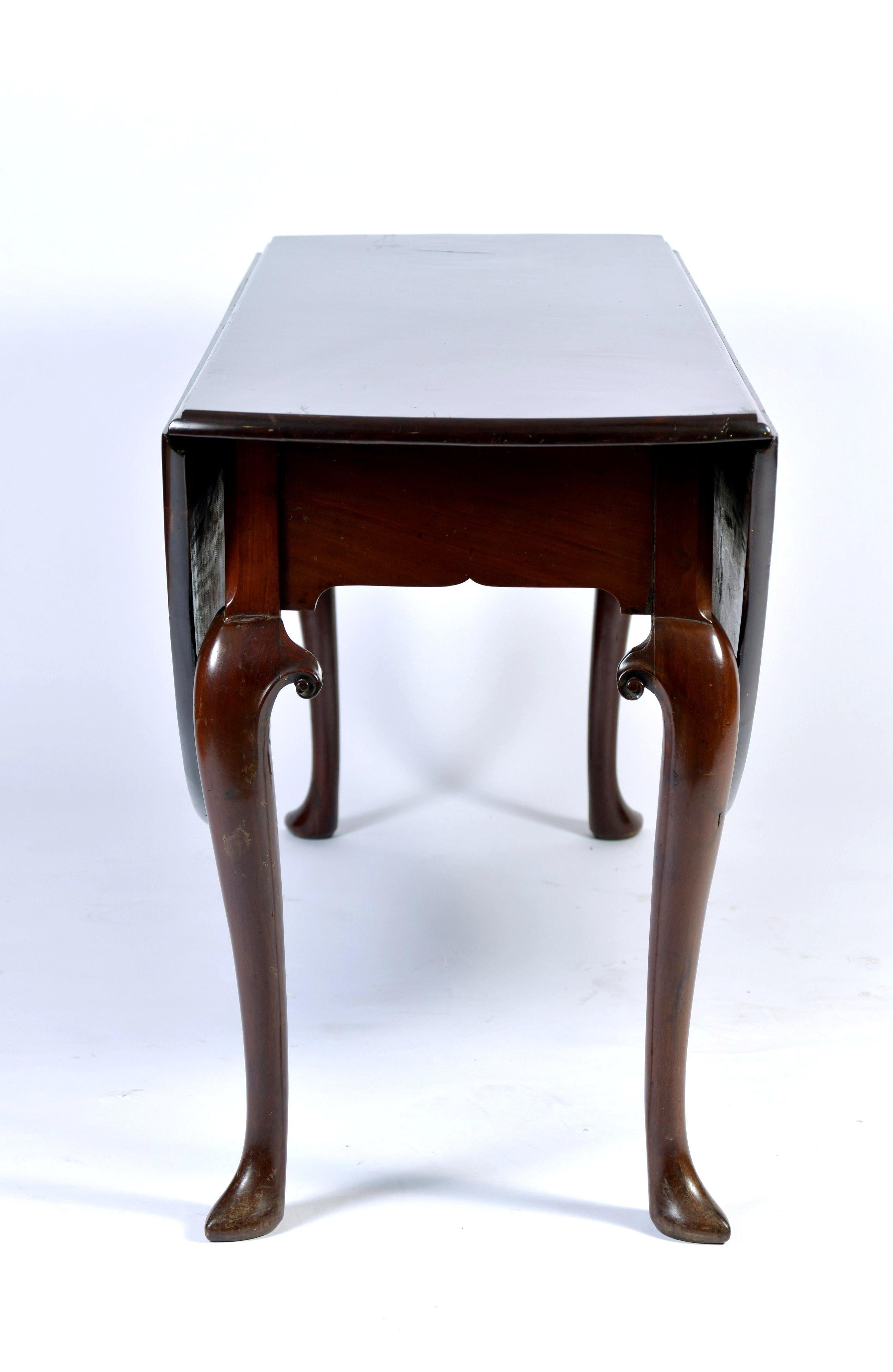 Large 18th Century Mahogany Drop Leaf Circular Table In Good Condition In London, GB