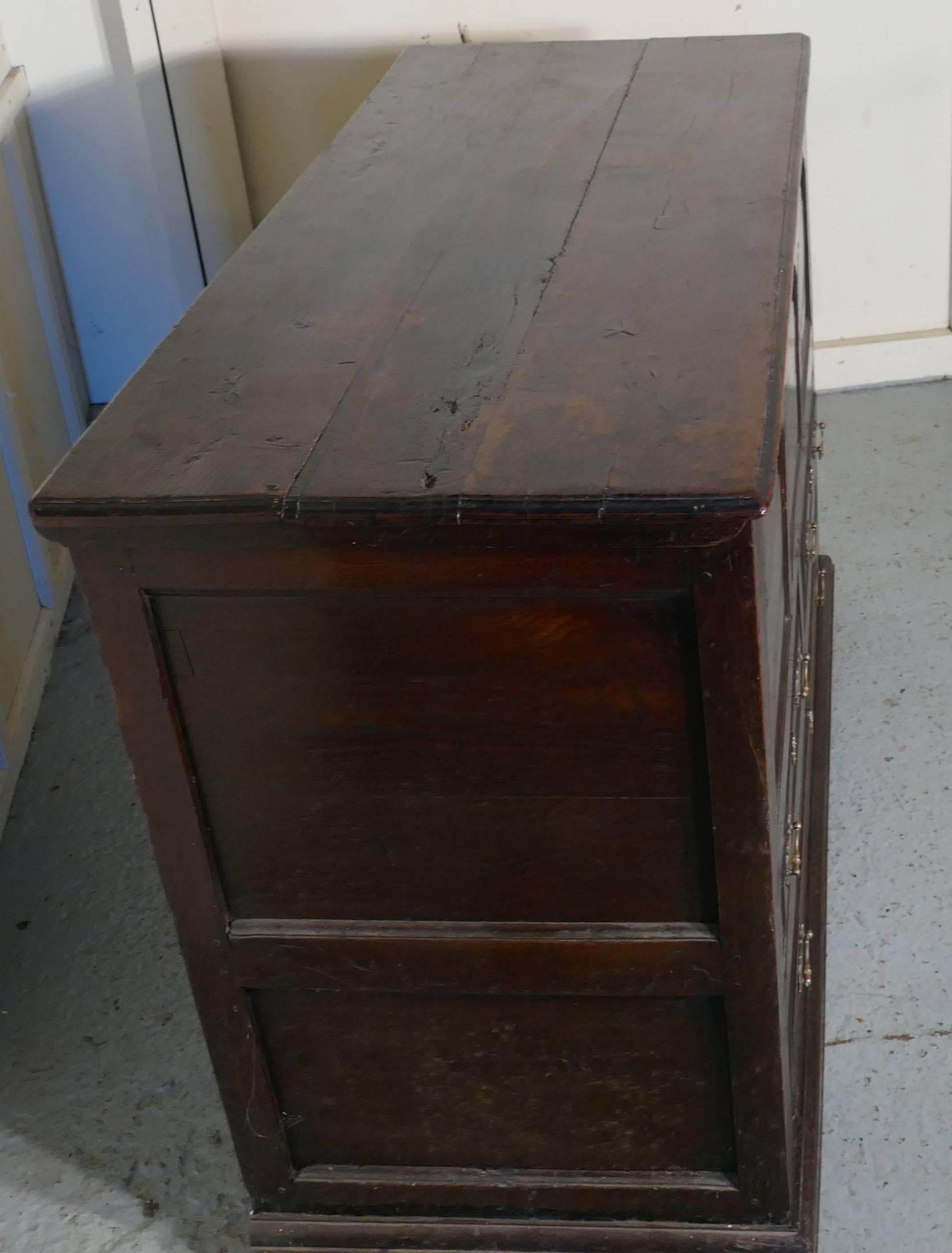 Large 18th Century Oak Three-Drawer Mule Chest In Good Condition In Chillerton, Isle of Wight